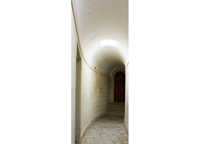 Наклейка на дверь Длинный коридор с белыми стенами